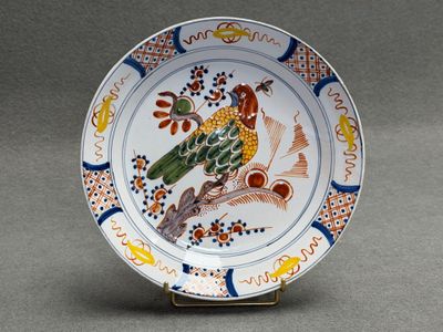 DELFT XIX° Assiette en faïence à décor d'oiseau.
