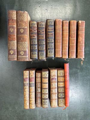 plusieurs vieux livres sont empilés sur une table