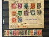 une photo d'une collection de timbres exposée