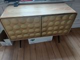 une armoire en bois ornée de motifs dorés