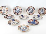 plusieurs assiettes aux motifs différents sont disposées sur une surface blanche