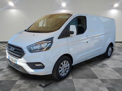 une fourgonnette Ford Transit blanche garée dans une pièce au sol carrelé