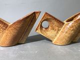 deux vases marron posés sur une table