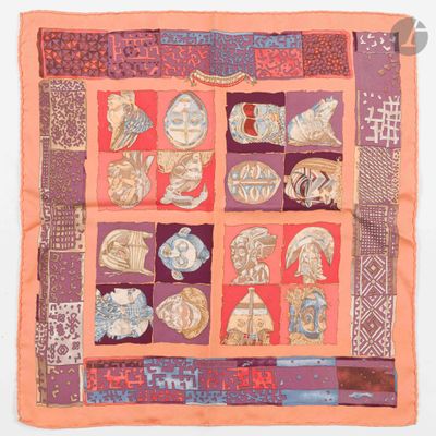 une écharpe en patchwork orange et violette, sur laquelle sont représentées des personnes