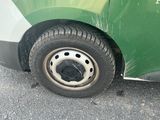 un gros plan sur un pneu d'un bus vert
