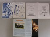 beaucoup de livres et de brochures sur la table