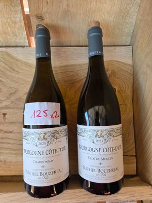 deux bouteilles de vin posées sur une étagère