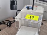 un bureau équipé d'un ordinateur et d'une imprimante