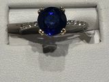 une photo d'une bague sertie d'une pierre bleue