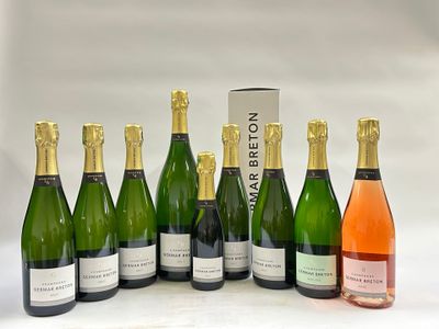 six bouteilles de vin sont alignées sur une table