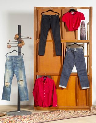 un portant sur lequel sont accrochés des vêtements et un jean