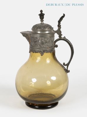 un pichet en verre jaune avec un couvercle en argent, sur fond blanc