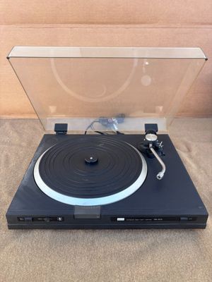 un gros plan d'une platine sur laquelle est posé un tourne-disque