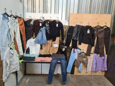 Ensemble de 30 pices de vtements comprenant principalement…