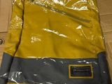 un sac à dos jaune posé sur une boîte