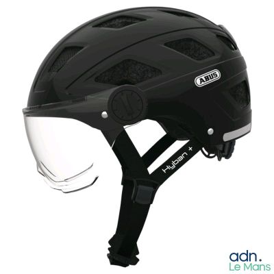 une image représentant un casque et des lunettes de protection sur fond blanc