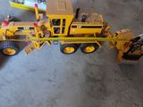 un bulldozer miniature posé par terre