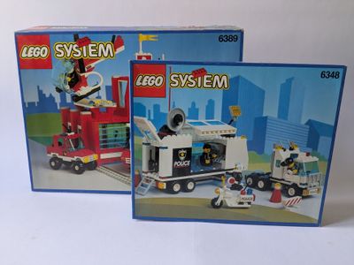 deux legos posés sur une table