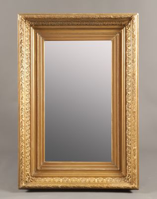 un miroir à cadre doré orné d'un motif décoratif sur le pourtour