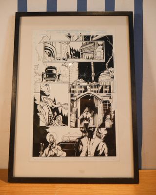 dessin en noir et blanc, encadré, représentant un groupe de personnes devant un bâtiment