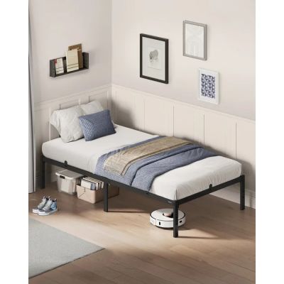 une photo d'une chambre avec un petit lit