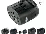un gros plan sur un adaptateur de voyage noir équipé de quatre fiches différentes