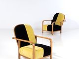 trois chaises jaunes et noires dans une pièce blanche aux murs blancs