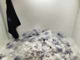une pile de sacs en plastique posée par terre