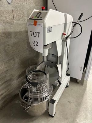 une machine posée sur le sol à côté d'un mur
