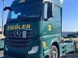 un camion vert garé sur le bord de la route
