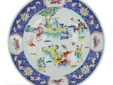 une image représentant une assiette bleue et blanche sur laquelle figurent des personnes