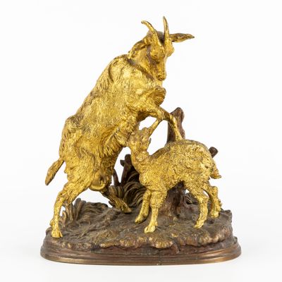 statue en laiton représentant une chèvre et un chevreau sur un rocher