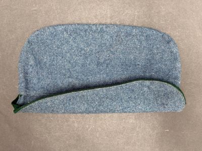 une pochette en feutre bleu munie d'une fermeture éclair