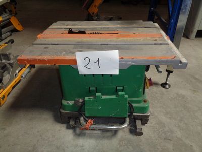 une table sur laquelle est inscrit un numéro, dans un entrepôt