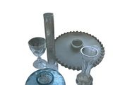 un grand nombre d'objets en verre posés sur une table