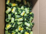 une boîte remplie de bouteilles en plastique vertes et jaunes