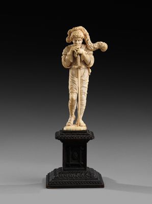 une figurine en ivoire sculpté représentant un homme tenant une flûte