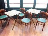 plusieurs chaises et une table dans une pièce dotée d'une fenêtre