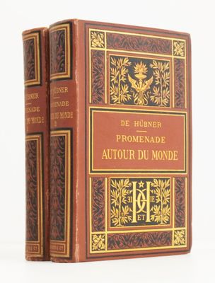 la couverture et le dos d'un livre rouge aux bords dorés