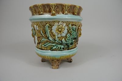 une image représentant un vase orné d'un motif floral