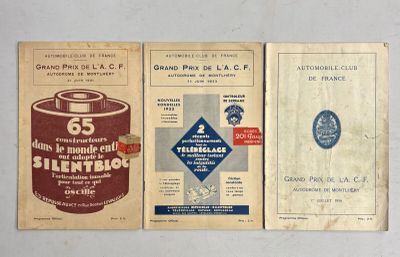 trois anciennes brochures publicitaires sont exposées sur un support blanc