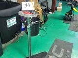 a machine that is sitting on the floor in a room
