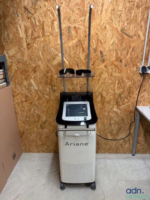une machine qui se trouve dans le coin d'une pièce