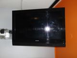 un téléviseur à écran plat fixé au mur d'une pièce