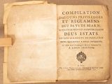 un livre écrit posé sur une table