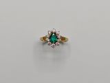 une bague à grappes d'émeraudes et de diamants