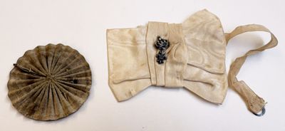 deux morceaux de tissu et un chapeau posés sur une table