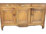 un buffet en bois à deux portes et un tiroir