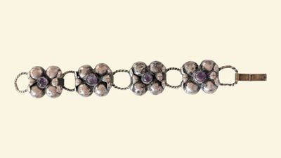une image montrant un gros plan d'un bracelet sur fond blanc