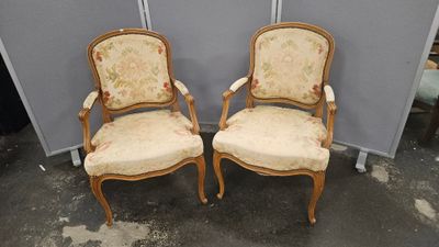 paire de chaises anciennes à accoudoirs rembourrés